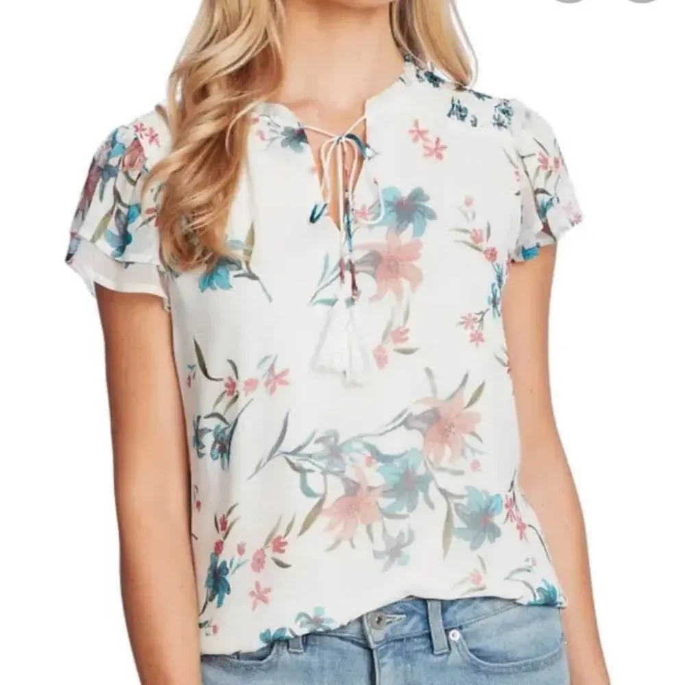 CeCe Expressive Lillies Split Neck Short Sleeve Floral Soft Ecru Top Size XS